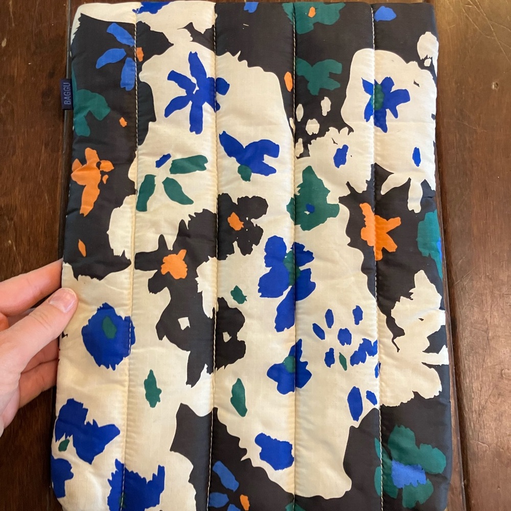 BAGGU iPad or laptop sleeve - Picture 6 of 6
